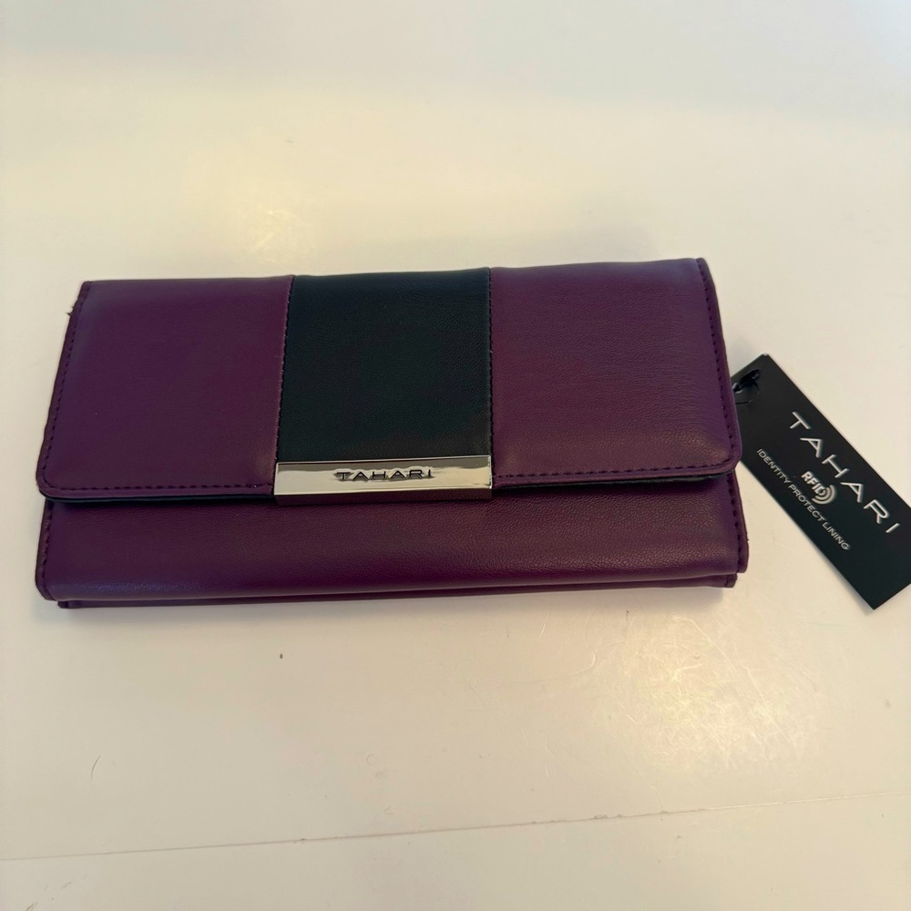 NWT. TAHARI RFID WALLET ORGANIZER CLUTCH CASE